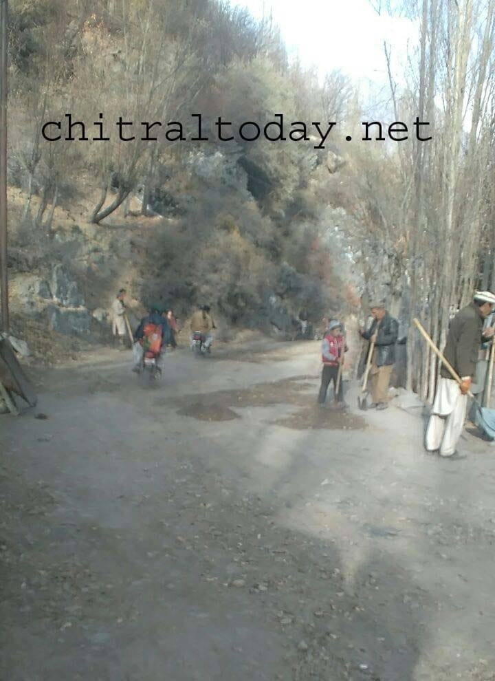 Ismaili volunteers star repairing road in upper chitral