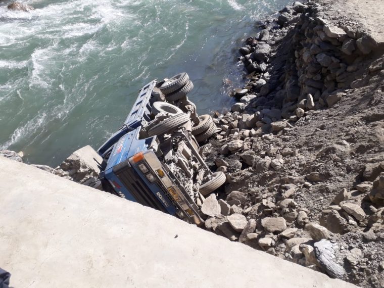 Mazda falls into riverside at Bilphok