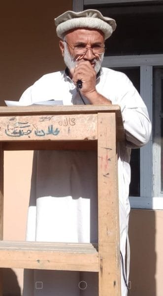 یہ آدمی پنشن پہ جارہا ہے