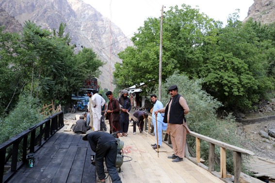 گرم چشمہ روڈ پر چارخستہ حال پلوں کی مرمت کا کام مکمل