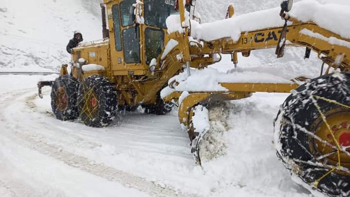 Snowfall closes roads, Lowari tunnel
