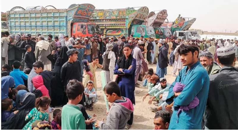 Chaotic scenes on border as Afghans rush back home
