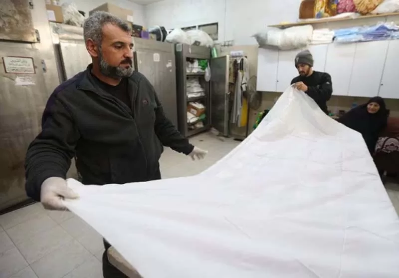 Gaza: white shrouds symbolize mounting civilian deaths