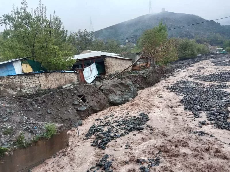 rains snowfall damages in Chitral, roads blocked 2024