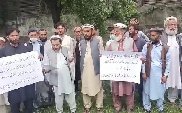 Class IV employees protest in Chitral