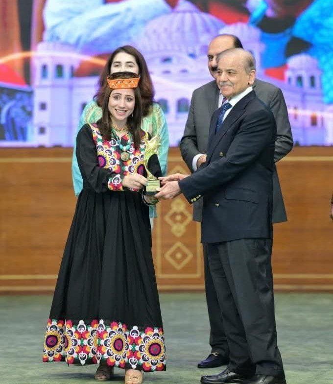 Shakira Kalash receiving the Minority Community Excellence Award from Prime Minister Shehbaz Sharif.