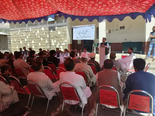Residents of Bumbagh, Charun, Kosht and nearby areas at a Khuli Kutcehry held by district administration of Upper Chitral in Bumbagh on Aug 21, 2025.