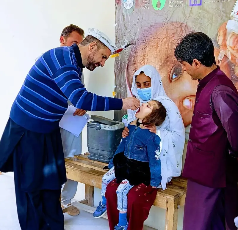 ‎Deputy Commissioner Muhammad Imran Khan administers drops to a child in Booni to formally launch a campaign in Upper Chitral, Oct 9, 2025.