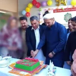 ڈپٹی کمشنر اپر چترال بونی میں اسماعیلی برادری کے ہمراہ عالی جناب پرنس رحیم آغا خان کی سالگرہ کا کیک کاٹتے ہوئے۔