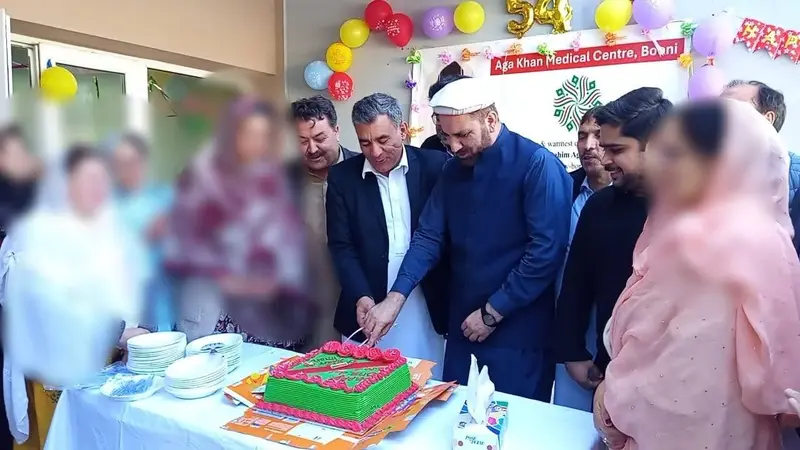 ڈپٹی کمشنر اپر چترال بونی میں اسماعیلی برادری کے ہمراہ عالی جناب پرنس رحیم آغا خان کی سالگرہ کا کیک کاٹتے ہوئے۔