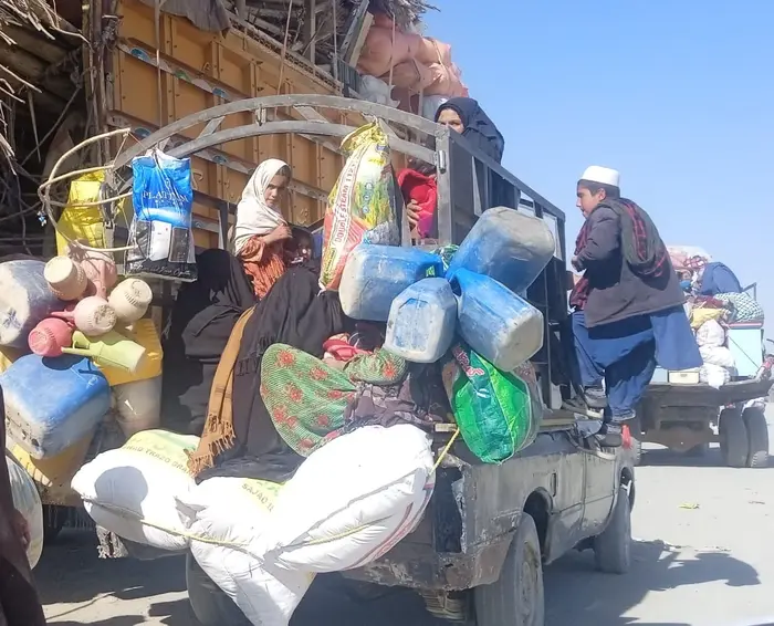 Afghan families cross Chaman borders to their country in Nov 2025.