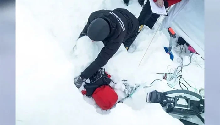 Device test by laying volunteers beneath avalanche.
