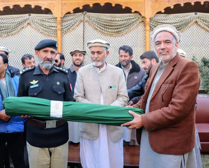 SP Investigation Lower Chitral Shafi Shifa presents a souvenir to outgoing DPO Iftikhar Shah on Nov 29, 2025.