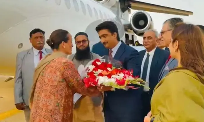 Princes Zahra Aga Khan presented bouquet at Karachi airport.
