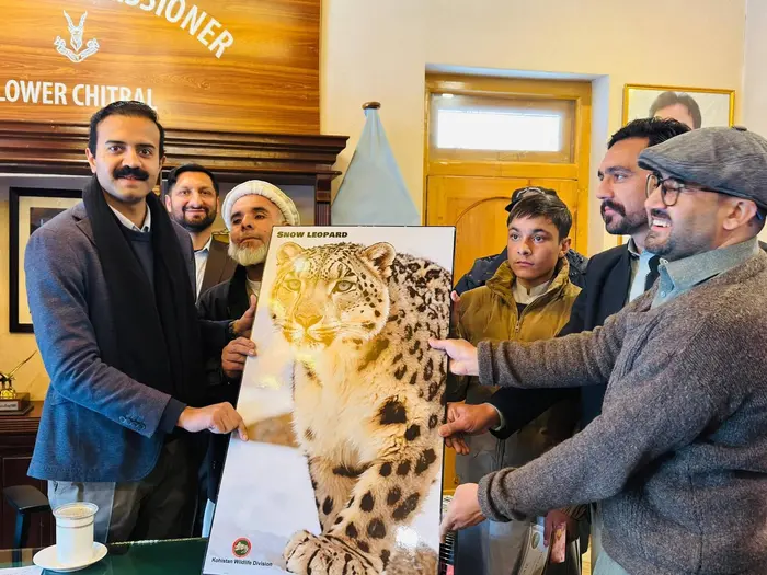 Souvenir presented to student from Shishi for rescuing monal pheasant