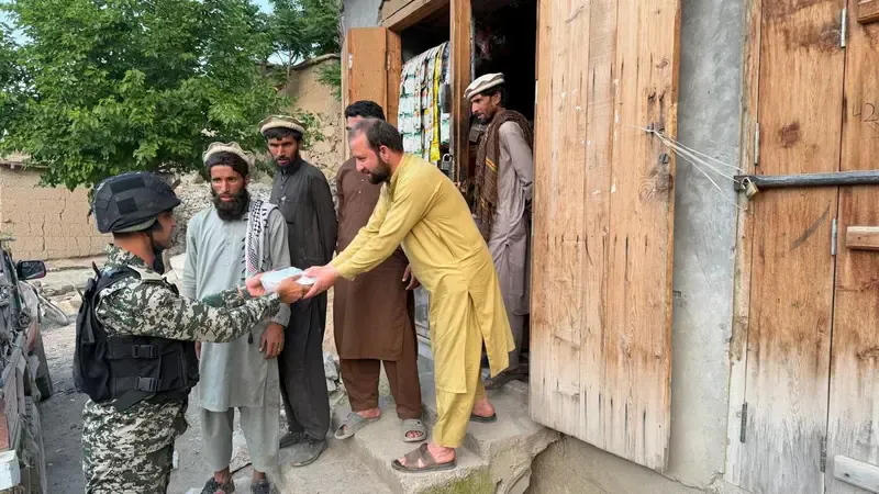 Chitral Scouts personnel welcoming residents of Arandu after their return home following clashes with Taliban.