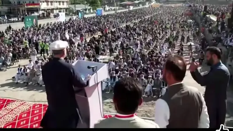 JI chief Hafiz Naeemur Rehman addressing a gathering at Chitral polo ground to launch Banon Qabil program.
