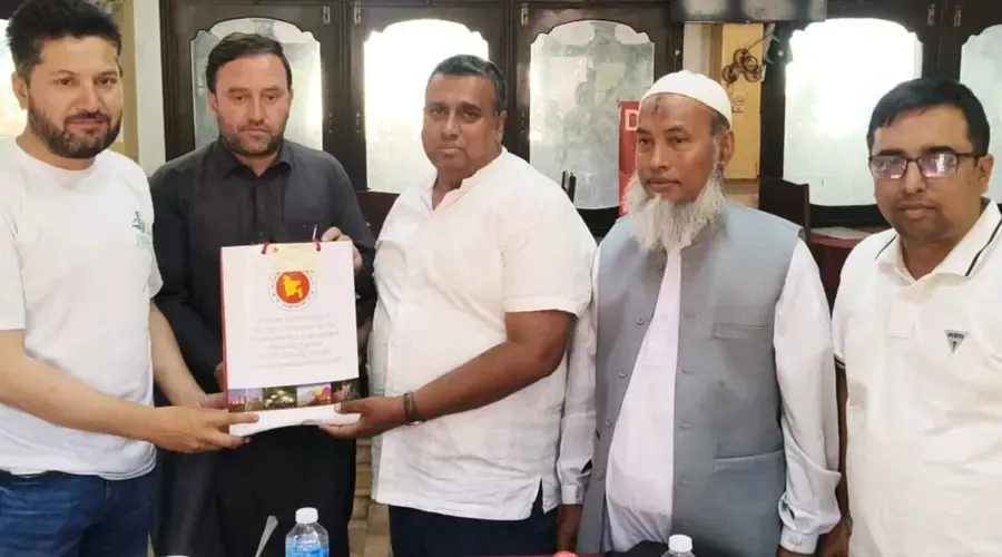 Iqbal Hussain Khan, high commissioner of Bangladesh presents a souvenir to Chitral Chamber of Commerce representative in Chitral.