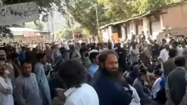 Reshun sit-in dharna against inflated power bills.