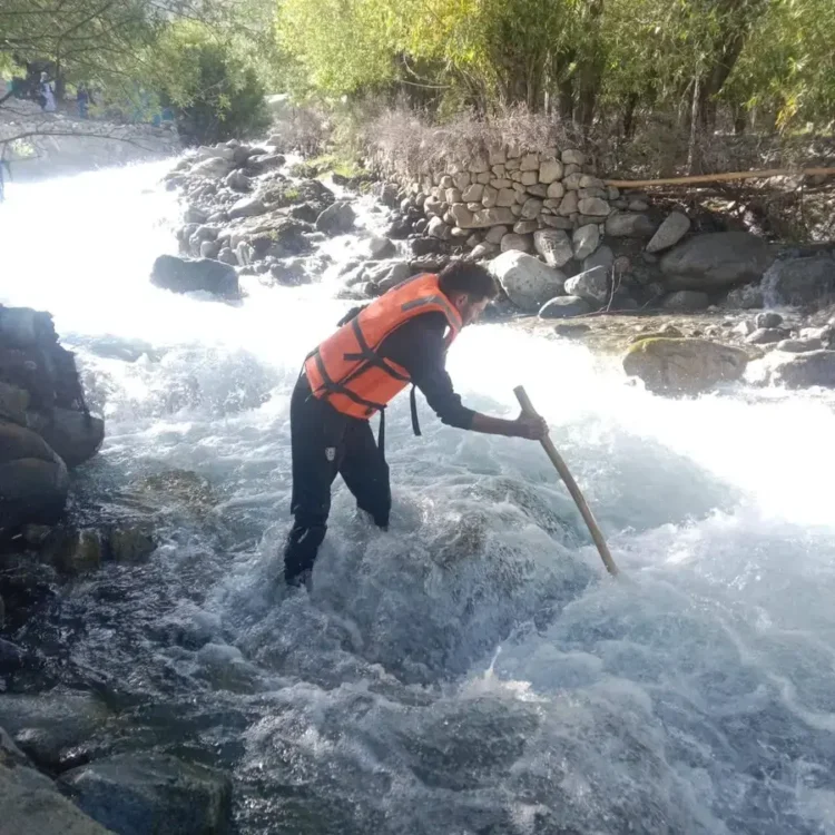 Child falls into river in Dor Laspur search underway